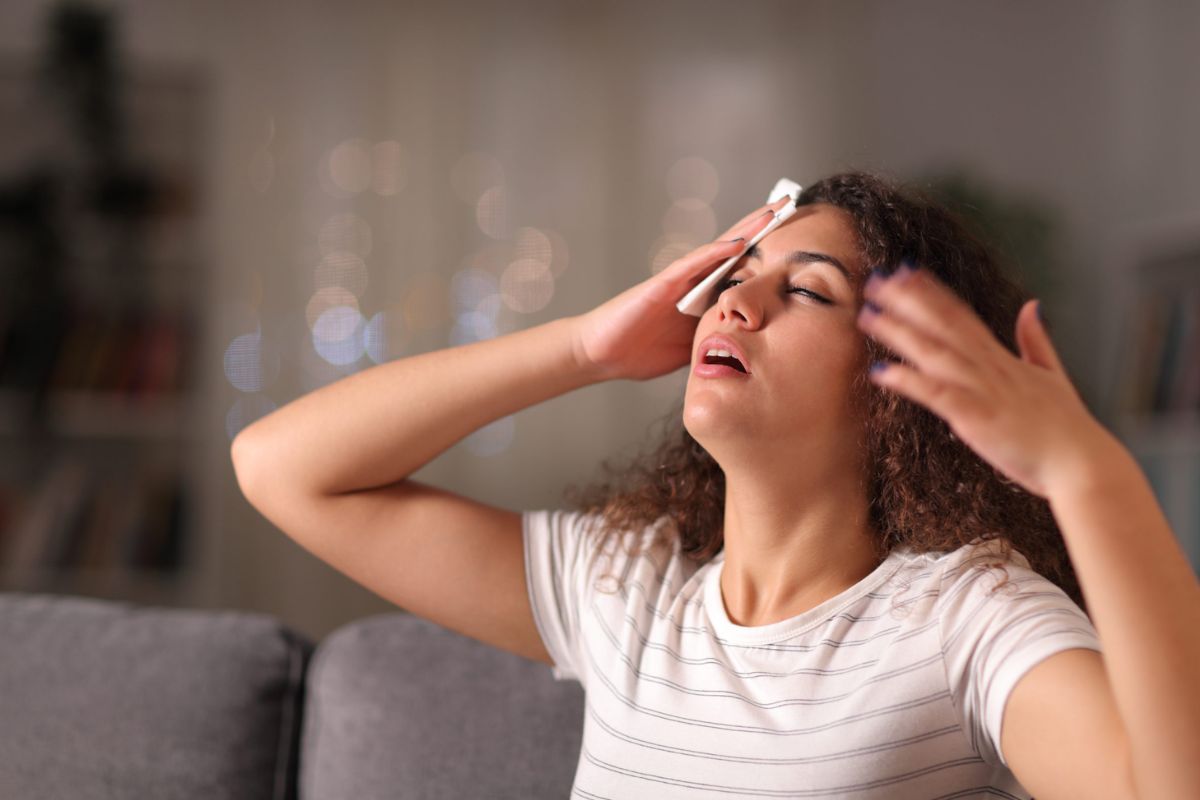 গবেষণায় দেখা গেছে, ঘাম আর ধুলো দীর্ঘক্ষণ ত্বকে থাকলে ব্রণ এবং অন্যান্য সমস্যা বাড়ে। ওয়েট টিস্যু কার্যকর হলেও এর রাসায়নিক উপাদান সম্পর্কে সচেতন থাকা আবশ্যক। সতেজতা বজায় রাখতে হলে ত্বকের লাবণ্য হারানো এড়াতে সঠিক পণ্য বেছে নেওয়াই শ্রেয়।